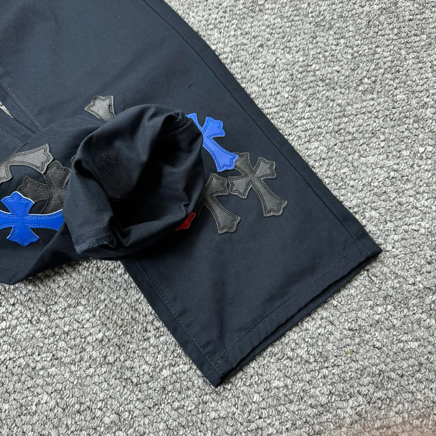 P260 model number: H852 ChromeHearts & ChromeHearts Black Basket Casual Pants Jeans Original hardware accessories washed and other hanging tags, QR code analysis is from the original factory, high degree of restoration, you are welcome to compare with a certain product ~ Three-dimensional version Loose and comfortable, not picky about body shape Make you taller and slimmer Seiko factory Original quality control Same style for men and women Can be matched with couples Versatile recommendation Necessary jeans for all seasons Hipsters have been disappointed From the quality selection of fabrics, the tailoring of details, and the matching of patterns, everything is impeccable! The upper body is so handsome when worn...it can be easily worn by men, women and children! The craftsmanship is made of heavy-duty washed pure cotton denim fabric. After washing, it is soft and thick. It is very stylish when worn on the body. Size: 28, 30, 32, 34, 36 (S-XXL) Color: Navy Blue